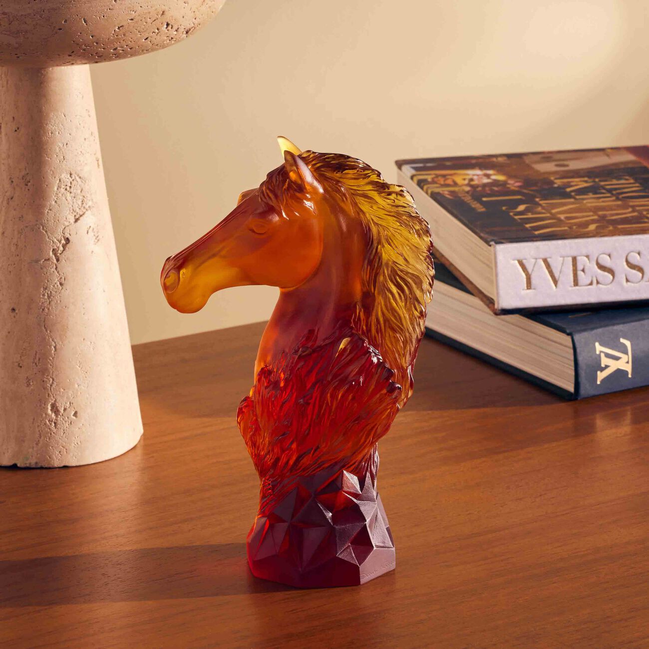 دوم منحوتة حصان الشطرنج كافالكيد باللون البرتقالي  إصدار محدود