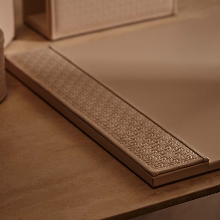 جيوبانيارا قاعدة إيلي صعب مونوغرام تورون للمكتب باللون البيج