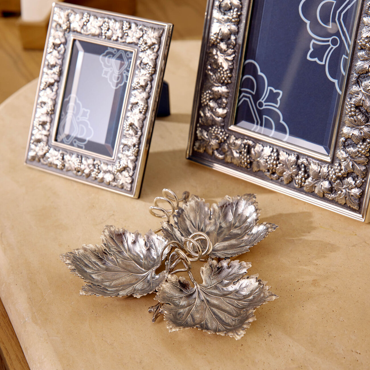 بوتشيلاتي قطعة ديكور على شكل ثلاث أوراق عنب بحجم صغير