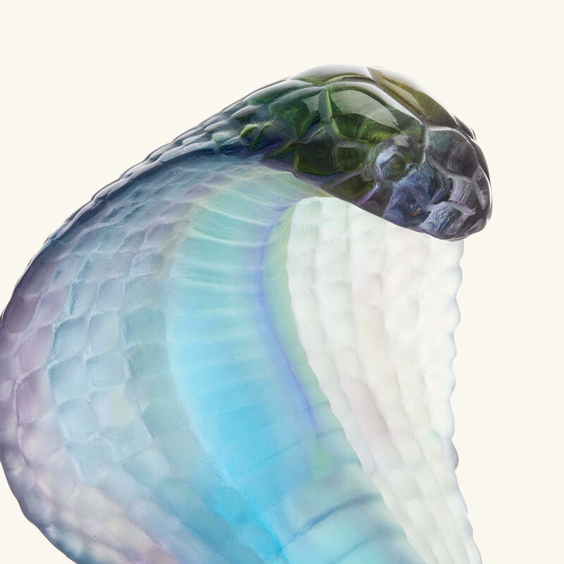 دوم منحوتة على شكل كوبرا صغيرة زرقاء