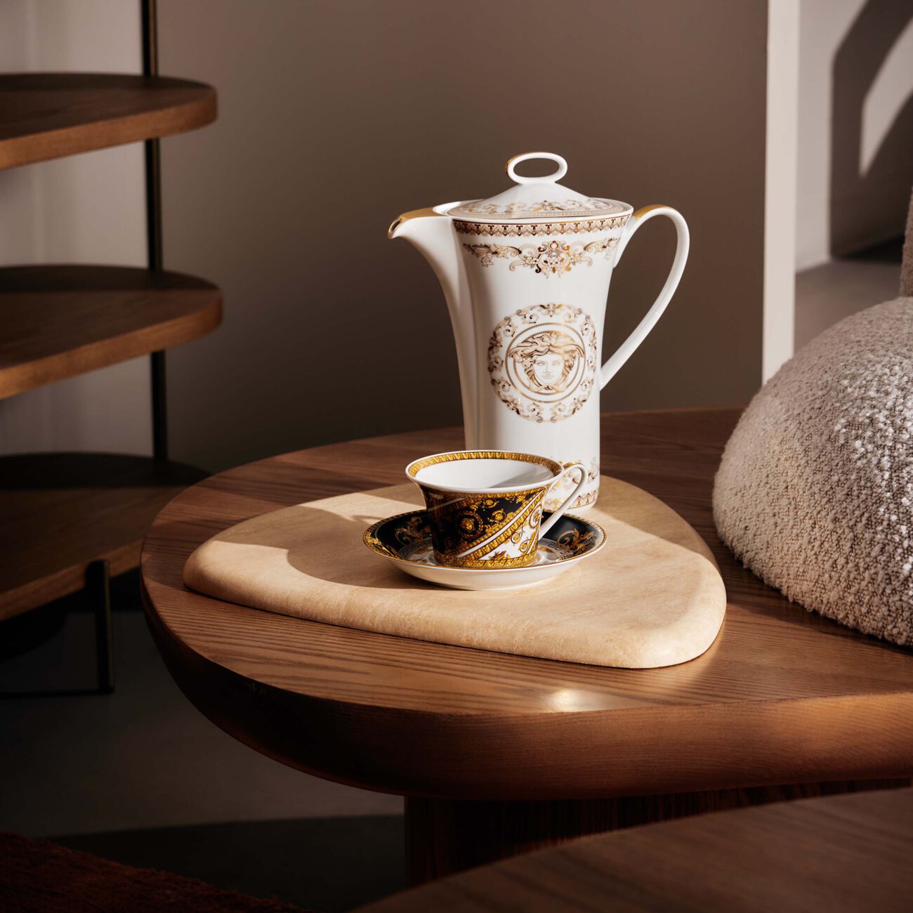 فيرساتشي فنجان القهوة برستيج جالا مع صحنه أسود