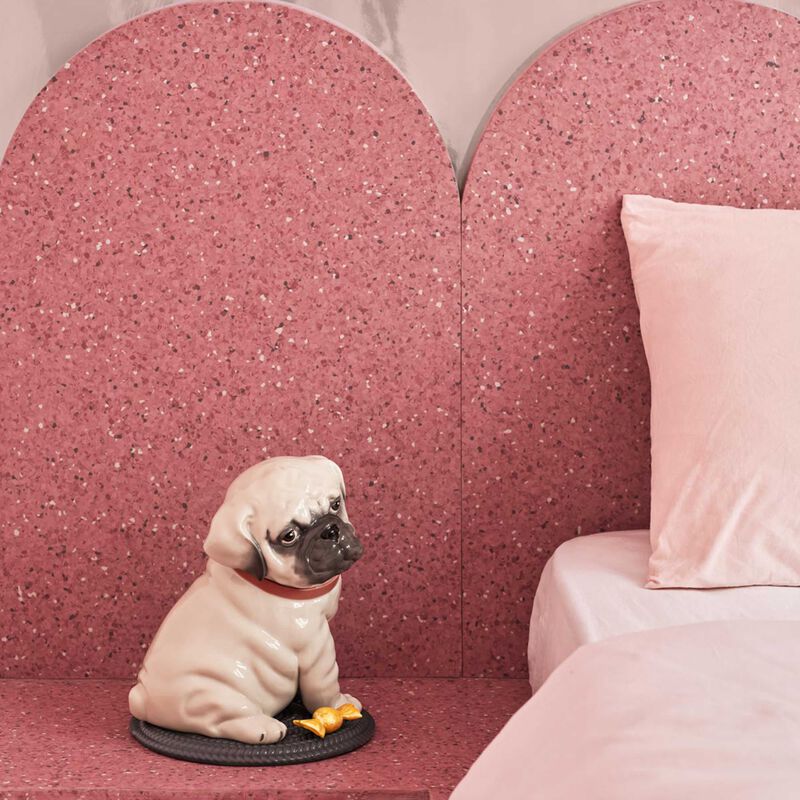 لادرو منحوتة على شكل جرو كلب متوسطة بيضاء