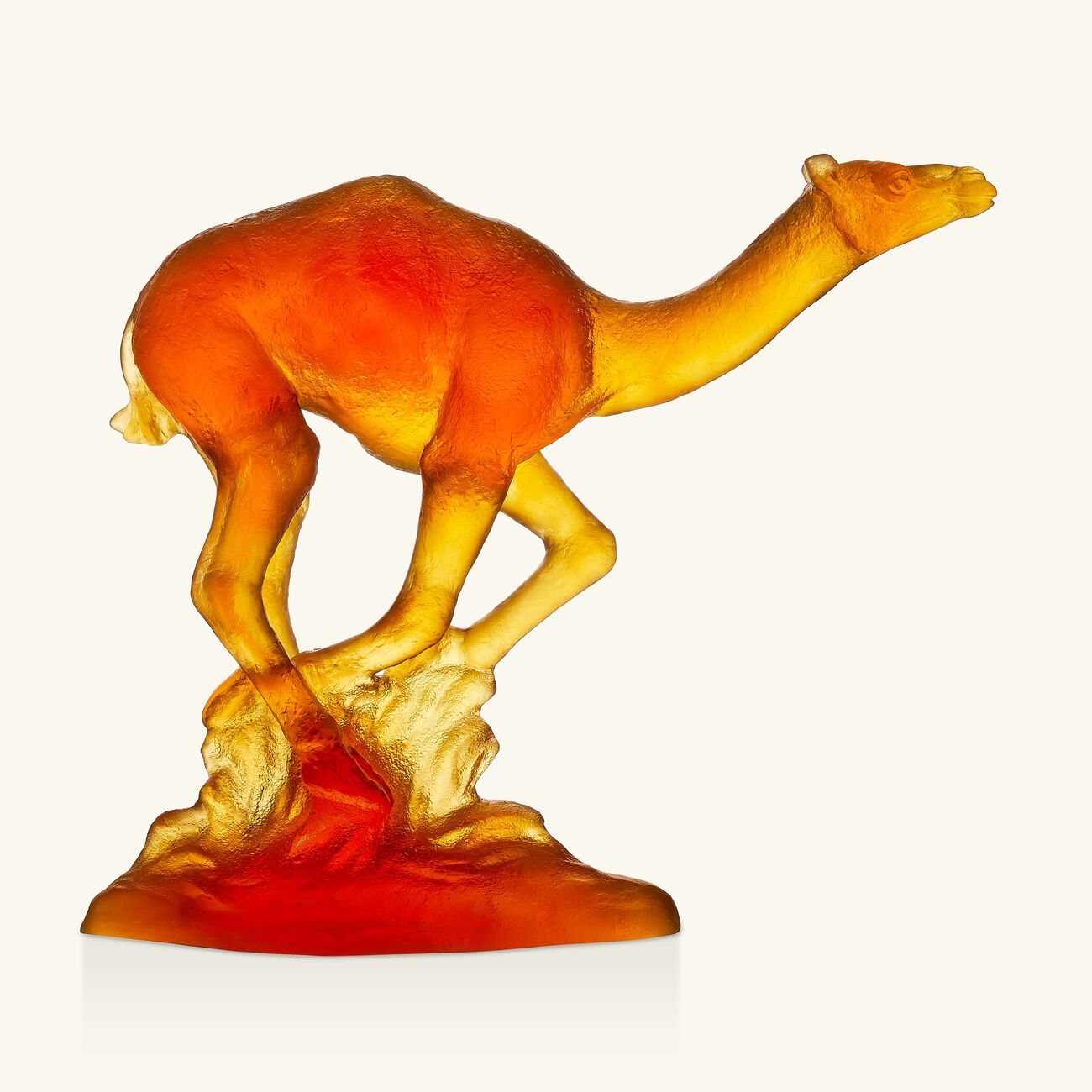 دوم منحوتة على شكل جمل يعدو متوسطة بنية