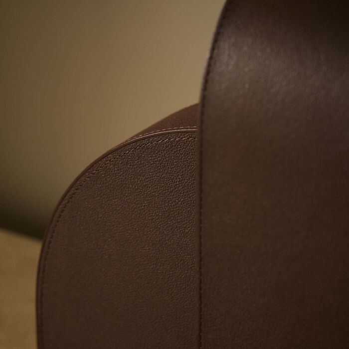 آسولين مسند كتب بني تكعيبي التصميم   لإسناد الكتب من اليسار