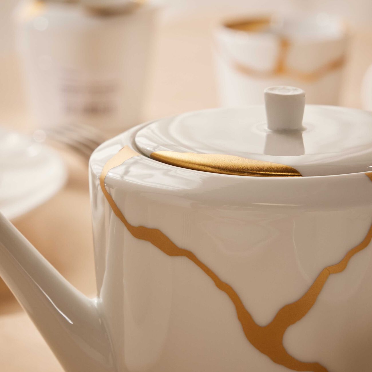 برناردو طقم كينتسوغي مؤلف من إبريق عادي وإبريق للحليب باللون الأبيض