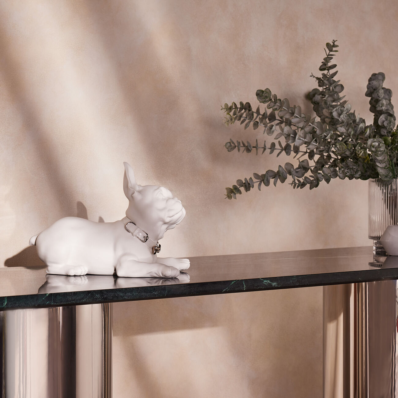 لادرو منحوتة كلب البولدوج الفرنسي مع حلوى الماكارون متوسطة الحجم بيضاء