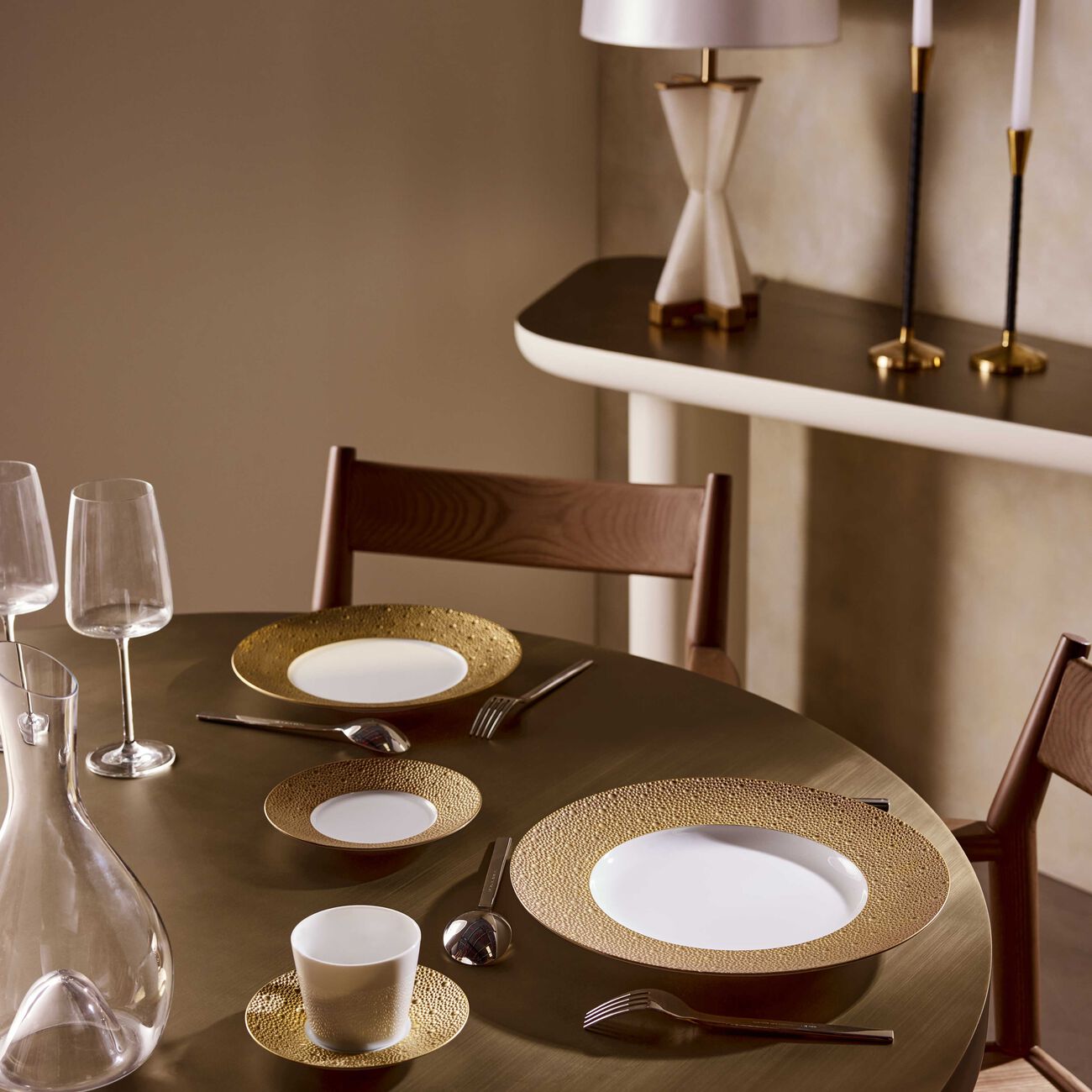 برناردو فنجان الشاي إكيوم مع صحنه باللون الذهبي