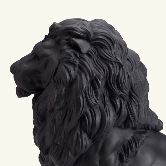 لادرو منحوتة الأسد المهيب الكبيرة باللون الأسود