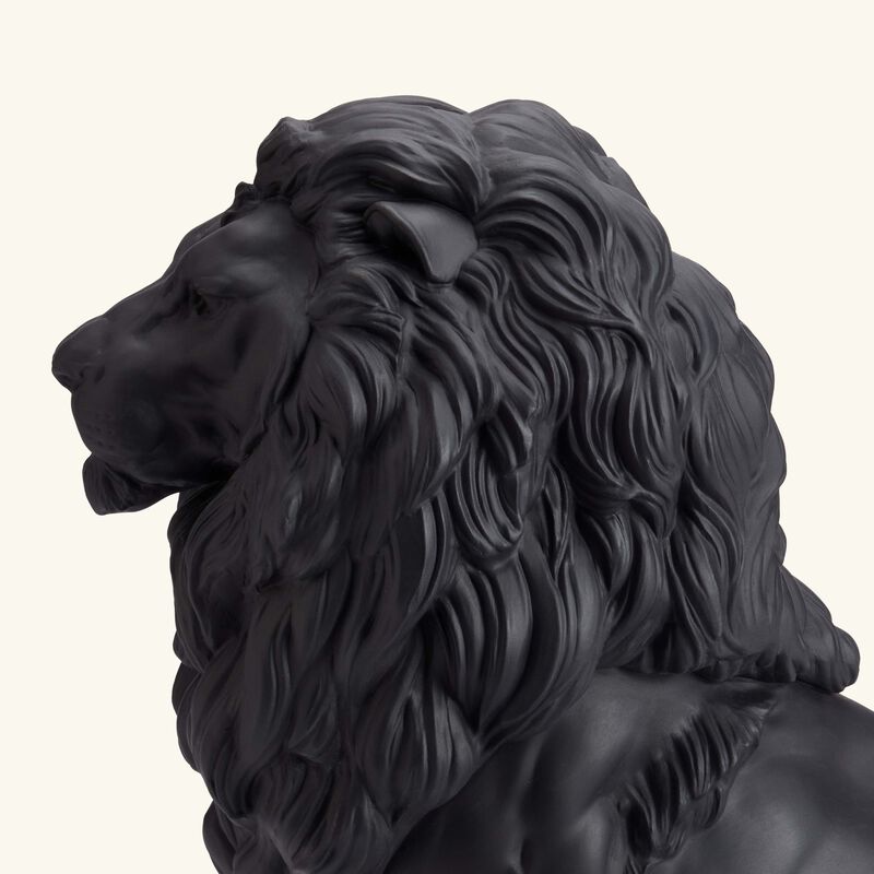 لادرو منحوتة الأسد المهيب الكبيرة باللون الأسود