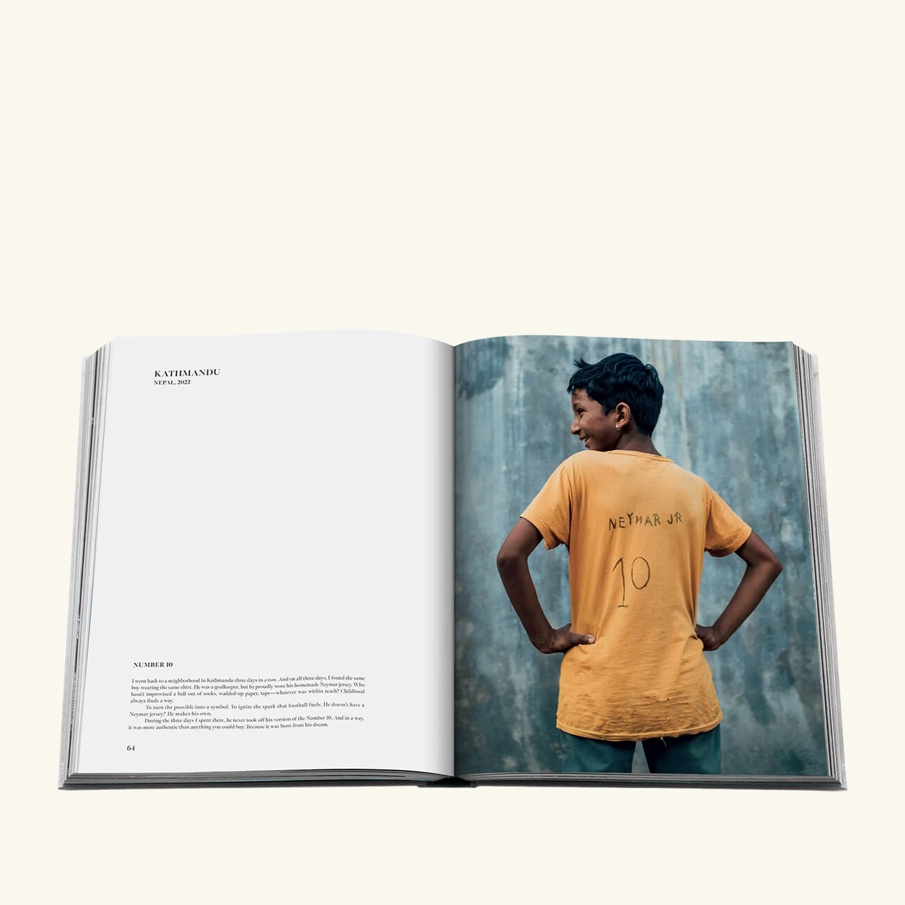 آسولين كتاب فوتبول روتس ذا سبيريت أوف ذا غيم   33   25 سم