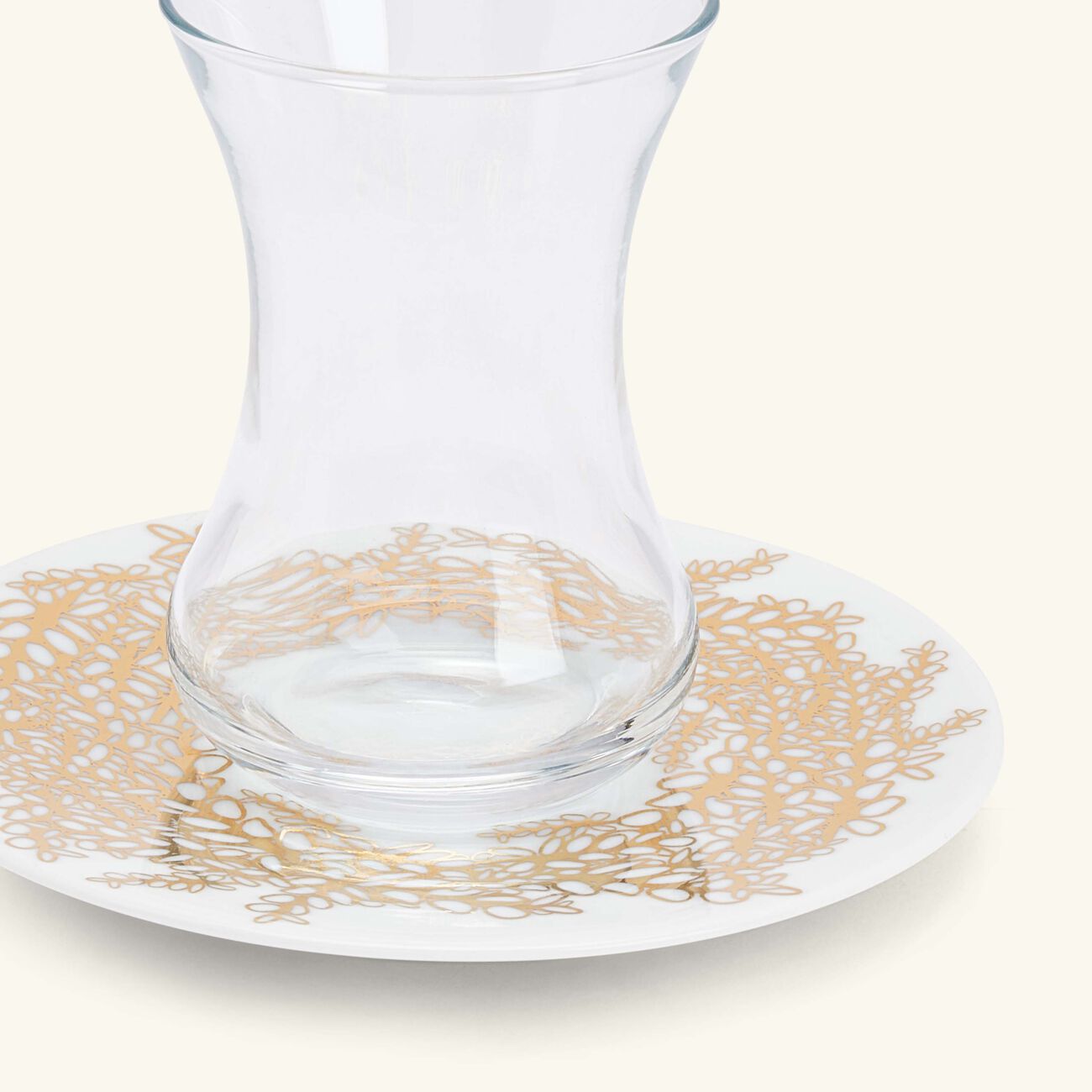 صلصال طقم تمرة بالتعاون مع رزان العزوني تارا المؤلف من فنجانين عربيين للشاي مع صحنيهما باللون الذهبي