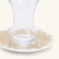 صلصال طقم تمرة بالتعاون مع رزان العزوني تارا المؤلف من فنجانين عربيين للشاي مع صحنيهما باللون الذهبي