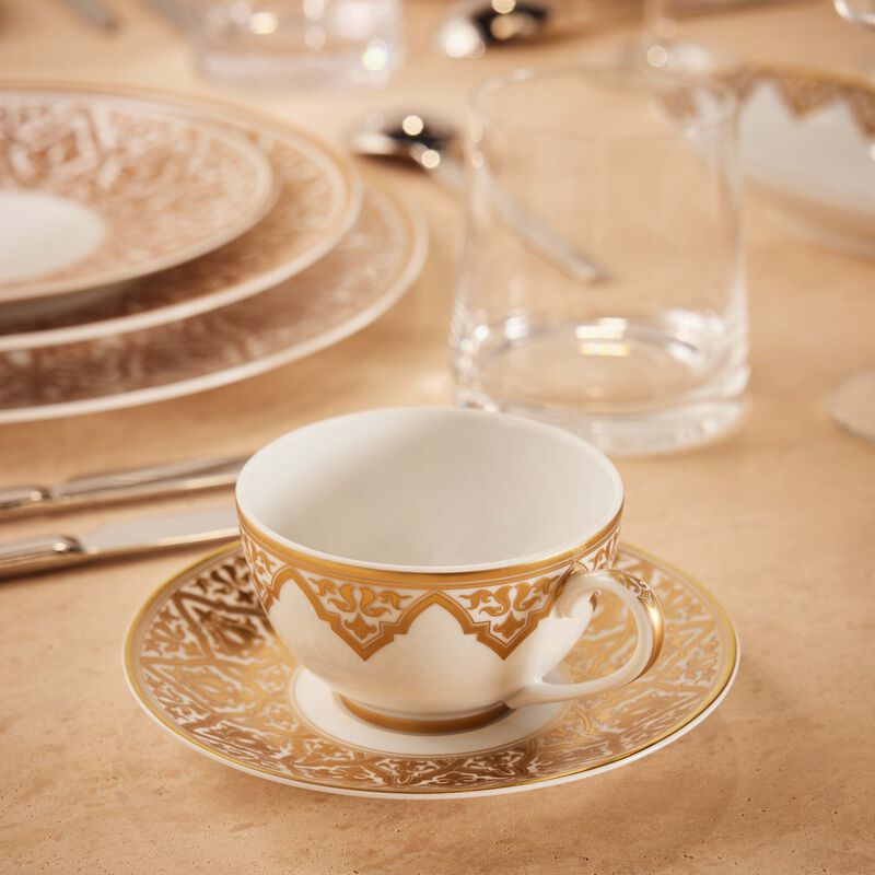 برناردو فنجان الشاي فينيس مع صحنه باللون الذهبي