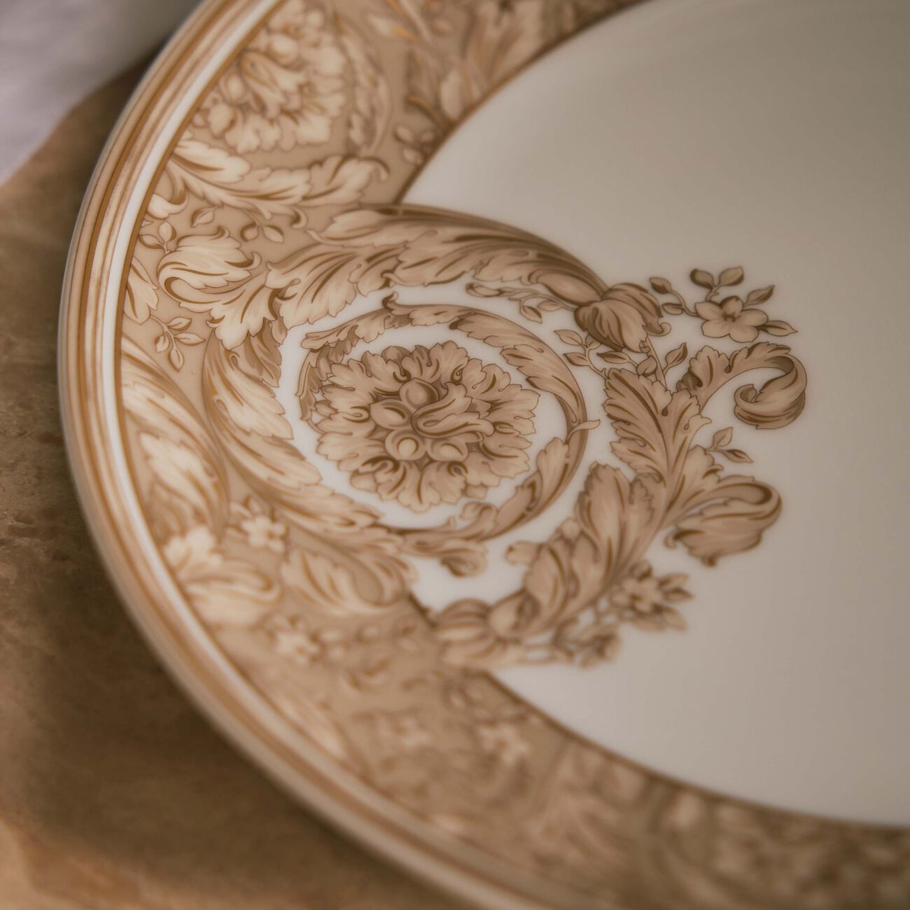 فيرساتشي طبق السلطة المستدير باروكو بلون البيج   21 سم