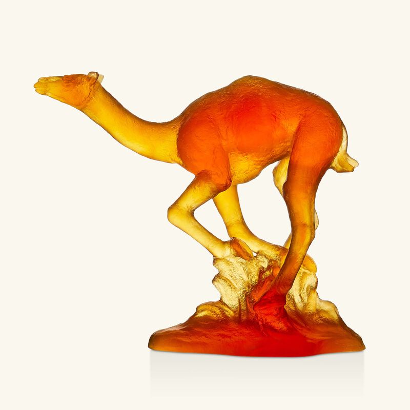 دوم منحوتة على شكل جمل يعدو متوسطة بنية