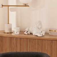 لادرو منحوتة أسد مع شبله صغيرة بيضاء