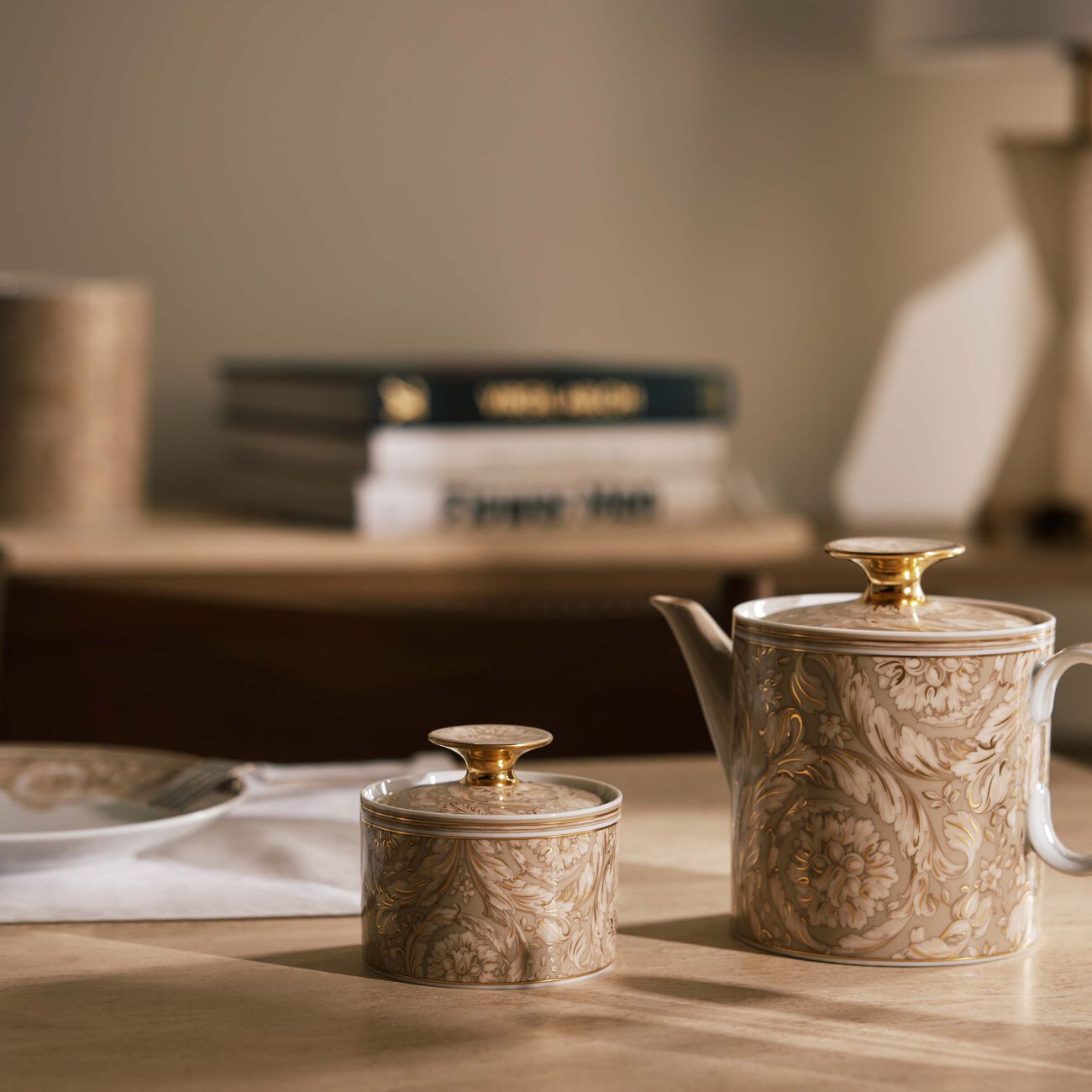 فيرساتشي سكرية باروكو بلون البيج