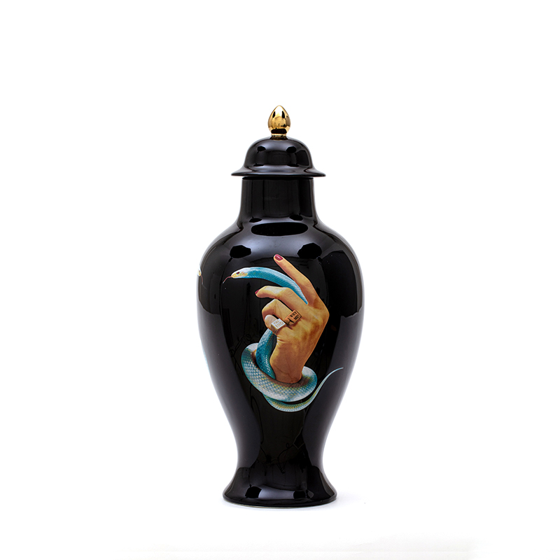 

Vase Hands Whit Snakes